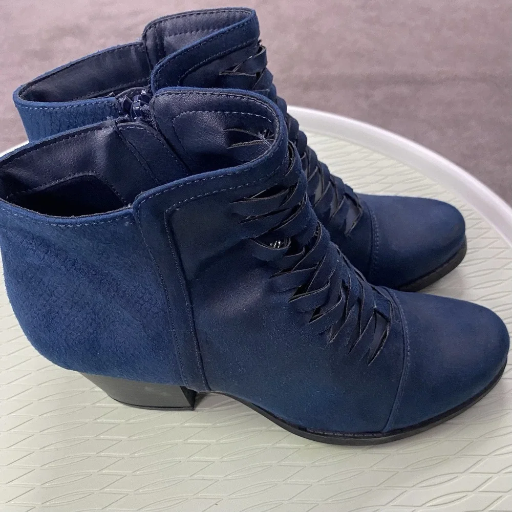Yuu Booties, Ranser Zip On Women's 7M Navy Blue Leather‎ Chunk Heel Design